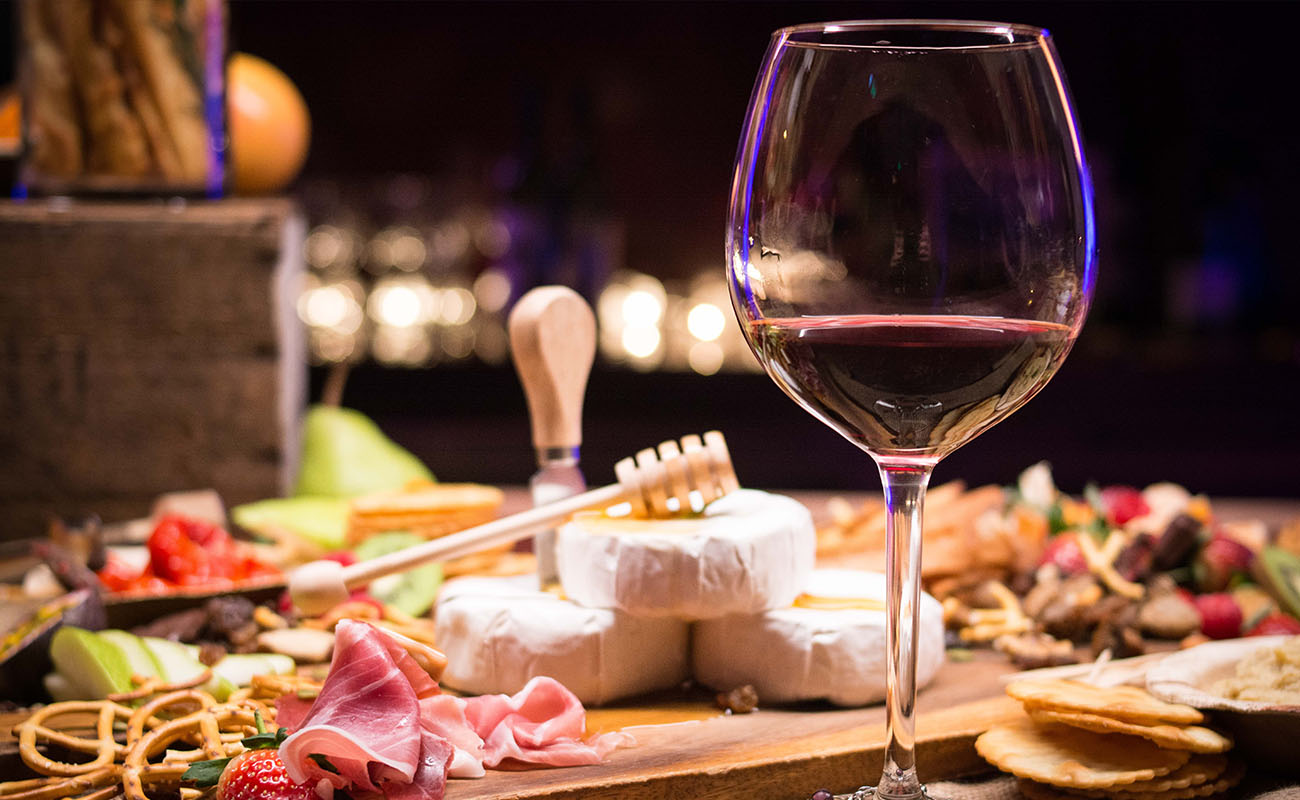 Wine-and-dine-comfort-luxury-feasting